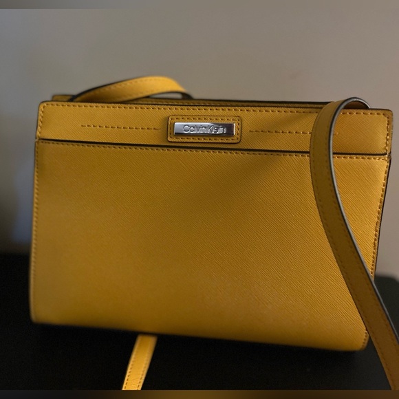 Calvin Klein cross body purse. Excellent condition. Hardly used. Yellow. - Picture 5 of 6
